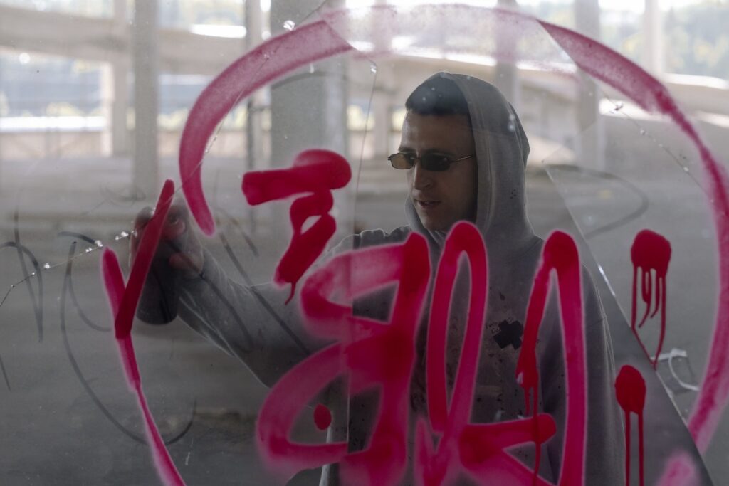 How to remove graffiti from glass